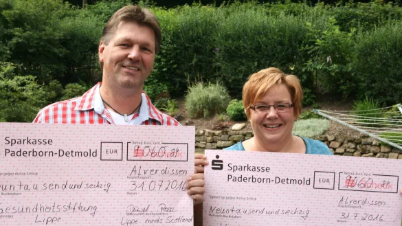 Übergeben Rekordspende vom Benefizkonzert "Lippe meets Scotland": Petra Rose (re.) und Klaus Düwel. - © Sylvia Frevert(LZ)