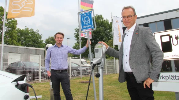 Johannes Michael Kniep (link) , Leiter Produktmanagement, und Gesch&auml;ftsf&uuml;hrer Klaus Holterhoff zeigen das neueste "Baby" der "mobility concepts" - die Retro-Lades&auml;ule. - &copy; Seda Hagemann