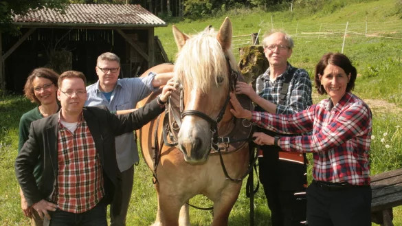 Blick in die Zukunft mit neuem Tr&auml;ger f&uuml;r das Projekt "Harte Jungs und Kaltblutpferde": (von links) Frauke Offel (Bereichsleitung iuventas GmbH Lippe), Thomas Bauer (Gesch&auml;ftsf&uuml;hrer iuventas GmbH Lippe), Ingo Walle (Einrichtungsleiter iuventas Lippe GmbH), Projektinitiator Reinhard Merten mit Kaltblutstute "Hanni" und Ulrike Glathe (Fachgebietsleitung Soziale Dienste Kreis Lippe). - &copy; Sylvia Frevert