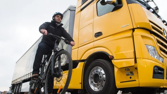 Radfahrer neben einem Lastwagen - &copy; Foto: Klaus-Dietmar Gabbert