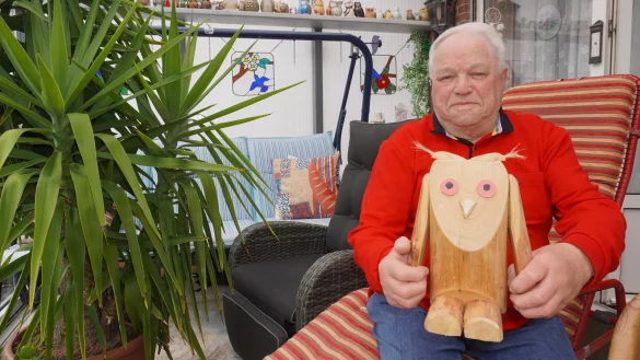 Dieter Rieke teilt sich seinen Wintergarten mit etwa 75 Eulen. Dabei handelt es sich jedoch um keine echten Tiere, sondern um Figuren aus Holz, Plastik, Stein und anderen Materialien. Der 81-J&auml;hrige hegt diese Sammelleidenschaft bereits seit vielen Jahren. - &copy; Michaela Wei&szlig;e(LZ)
