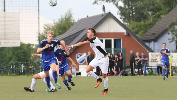 Asemissens Julian Wigard (links) im Duell gegen Dean Sielemann vom TSV Oerlinghausen. - &copy; Oliver K&ouml;nig