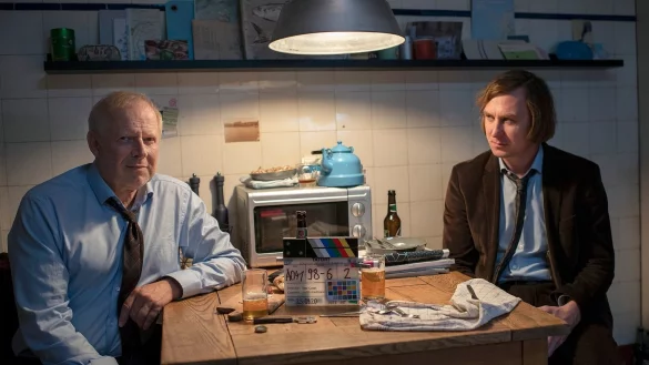 Drehstart: "Der stille Gast", gespielt von Lars Eidinger (r.), links Kommissar Klaus Borowski (Axel Milberg). - &copy; Foto: Thorsten Jander/ NDR/ARD Degeto/dpa