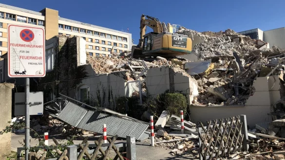 Bagger leisten ganze Arbeit. - &copy; Martin Hostert