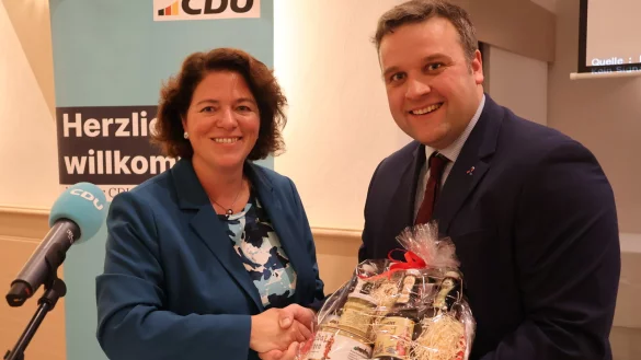 Kerstin Vieregge (links) wird von Lars Brakhage mit Spezialit&auml;ten reich beschenkt. - &copy; CDU Lippe