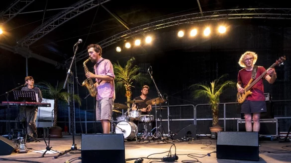 Nach Monaten der musikalischen Abstinenz spielt die Detmolder Band &bdquo;Hans im Gl&uuml;ck" auf dem Schlossplatz bei den Sommermomenten. - &copy; Laurenz Tegethoff