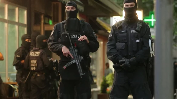 Die Ermittler in NRW schreiben verschiedene Gruppierungen der 
Organisierten Kriminalität zu. Immer wieder kommt es zu Razzien oder 
Maßnahmen gegen die Täter. - © dpa