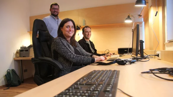 Angela Meier und Nils K&ouml;nig vom Haus der Jugend "Alte Post" haben am "Co-Working-Space" Platz genommen, wo die Jugendlichen bei Bedarf in Ruhe lernen k&ouml;nnen. Im Hintergrund Christoph Grollemann, der ehrenamtlich im Jugendzentrum hilft. - &copy; Dieter Asbrock