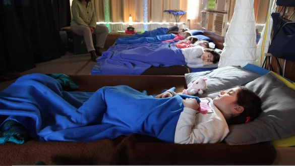 Entspannung pur: mit ruhiger Stimme versetzt Hildegard Griese (hinten) die Kinder in den Schlummermodus.