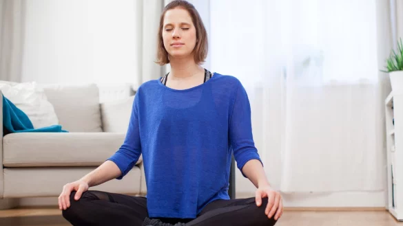 Frau beim Yoga-Training - &copy; Foto: Christin Klose/dpa-tmn