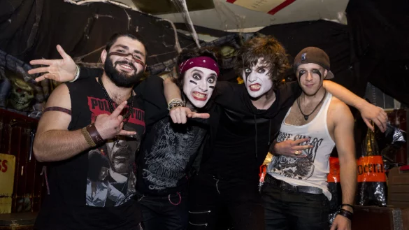 Vier Rockmusiker leben ihren Traum: Bassist Baku Ginn, Chris White und Catt Simmons (Gesang und Gitarre) und Schlagzeuger Matt Roxx alias "Beastless", vertreten im Finale des größten deutschen Musikwettbewerbs ihr Bundesland. - © Privat