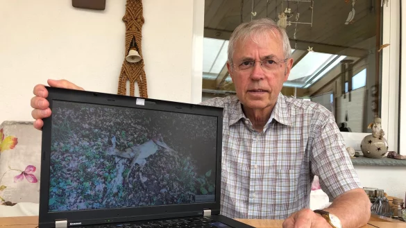 J&auml;ger Martin L&uuml;cking zeigt auf seinem Laptop ein Reh, das vermutlich einem Hund zum Opfer gefallen ist.&nbsp; - &copy; Sven Kienscherf