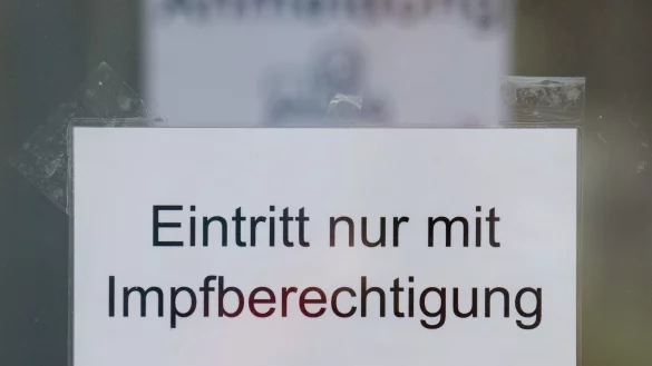 Nur wer einen Termin hat, hat eine Chance, das Impfzentrum zu betreten. Weil bei der Vergabe so viele Probleme auftreten, haben Lipper schon in der Phoenix-Contact-Arena, im Impfzentrum, nachgefragt, aber da gibt es keinesfalls Termine. - &copy; Stefan Sauer/dpa