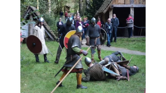 Schaukampf: Im Freilichtmuseum zeigen Darsteller immer wieder einmal, wie sich vor Jahrhunderten K&auml;mpfe zugetragen haben.