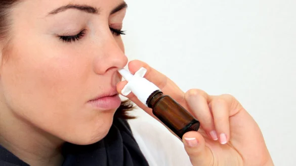 Anwendung von Nasenspray - &copy; Foto: Mascha Brichta
