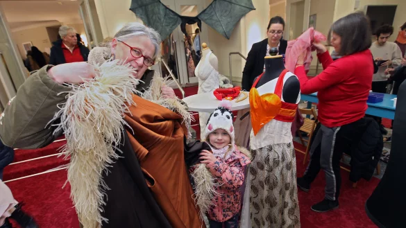 Martina Scheu&szlig;-Wiesekopsieker freut sich &uuml;ber ein mond&auml;nes Cape, das sie schon im Eingangsbereich entdeckt hat. Jetzt muss nur noch f&uuml;r Enkelin Fiona ein sch&ouml;nes St&uuml;ck aufgest&ouml;bert werden. - &copy; Bernhard Preuss