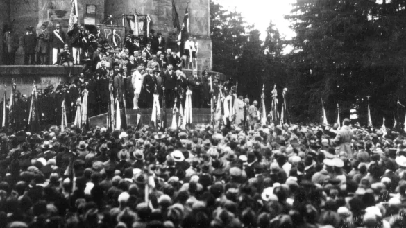 Festrede am 16. August 1925 auf den Stufen des Hermannsdenkmals. - © Kreisarchiv Lippe/gvd Archiv