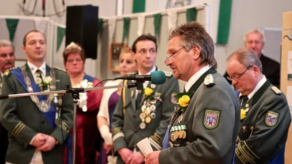 Festlicher Rahmen: Bataillonskommandeur Detlef Bollhöfer (am Mikrofon) und Vorsitzender Thomas Riepe (rechts) freuen sich über den erschienenen Hofstaat und die Gäste. - © Heidi Stork