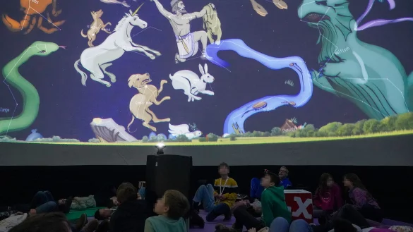 In der acht Meter breiten und f&uuml;nf Meter hohen Zeltkonstruktion werden auch Sternbilder anschaulich projeziert. - &copy; Lippe Bildung eG