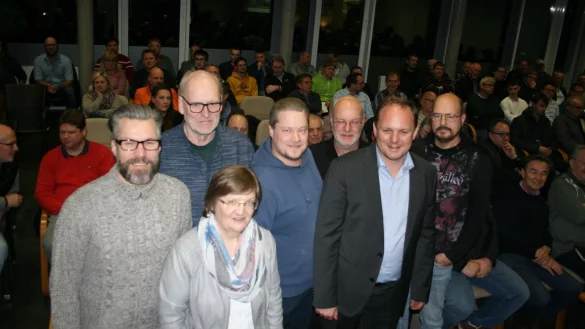 &Uuml;ber den Breitbandausbau in Extertal informieren (von links) Martin Marhofen, Dirk Wilhelm (beide Sewikom), B&uuml;rgermeisterin Monika Rehmert, Sven Bauche (Gemeinde Extertal), Andr&eacute; Gronemeier (Kreis Lippe), Kai-Timo Wilke (Sewikom) und Ulrich Stephanides (Kreis Lippe). - &copy; Sylvia Frevert