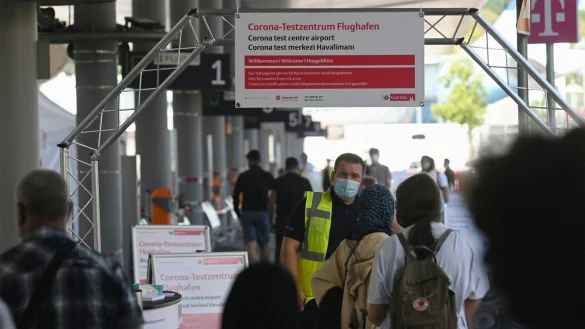 Reisende warten im Corona-Testzentrum am Flughafen K&ouml;ln/Bonn auf ihren Test. Der Test auf den Coronavirus bei der R&uuml;ckkehr aus einen Risikogebiet ist verpflichtend. - &copy; Henning Kaiser/dpa