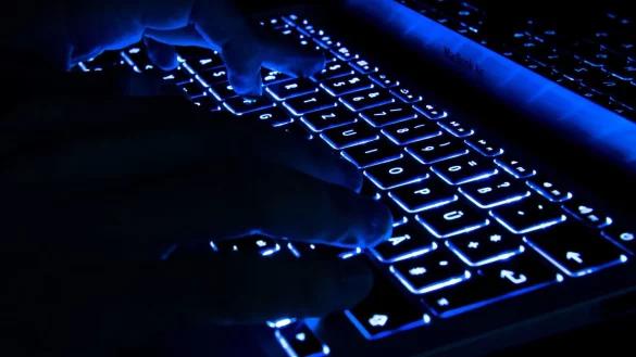 Computertastatur im Dunkeln - &copy; Foto: Franziska Gabbert/dpa-tmn