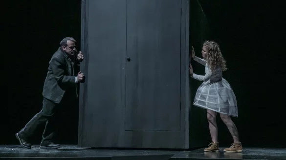&bdquo;Das K&auml;thchen von Heilbronn": Markus Hottgenroth in der Rolle des Theobald und Nicola Schubert als K&auml;thchen in einer Probenszene auf der B&uuml;hne des Landestheaters. - &copy; Landestheater/Quast