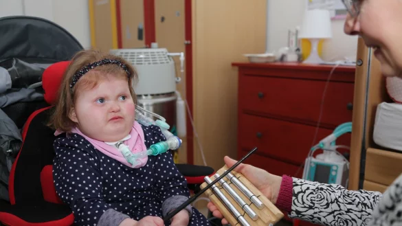 Sauerstoff aus dem Schlauch: Die vierj&auml;hrige Lia ist auf die technische Unterst&uuml;tzung angewiesen. - &copy; Anke Marholdt