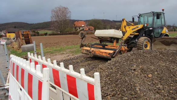 Am Sch&uuml;renbreder Weg wird derzeit am Stauwasserkanal gebaut. Auf dem freien Acker w&auml;re daneben w&auml;re Wohnbebauung m&ouml;glich. - &copy; Nadine Uphoff