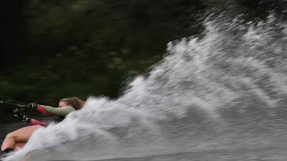 Am kurzen Seil gefordert ist hier Wasserskil&auml;uferin Jana-Chatreen Meier auf der Anlage in Kalletal-Varenholz. Foto: Dietmar Welle