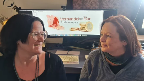Ihre Klientel sitzt hinter Gittern: Melanie van Luijn (links) und Wiebke Hinrichs haben sich mit ihrer gemeinn&uuml;tzigen Schuldner- und Verbraucherinsolvenzberatungsstelle in NRW und Niedersachsen der Schuldnerberatung von H&auml;ftlingen verschrieben. - &copy; Marianne Schwarzer