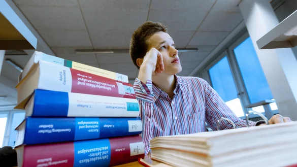 Vor allem Studenten haben Probleme damit, dass sie Aufgaben wie die Vorbereitung von Klausuren lange aufschieben. - © dpa
