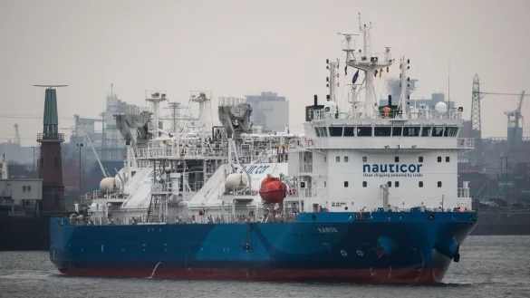 LNG-Bunker-Schiff - &copy; Foto: Christian Charisius/dpa