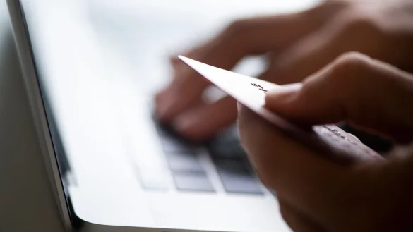 Kostenlose Kreditkarten-Angebote pr&uuml;fen - &copy; Foto: Franziska Gabbert/dpa-tmn