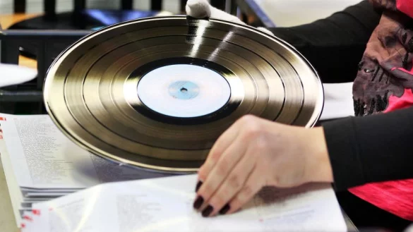 Mitarbeiterinnen von Celebrate Records verpacken Schallplatten im Presswerk in Stollberg. In Gro&szlig;britannien wie in Deutschland zogen die Schallplattenverk&auml;ufe 2016 kr&auml;ftig an. - &copy; dpa