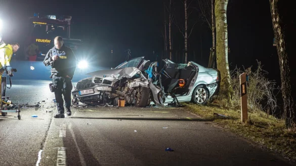 Auf der B238 kam es zu einem Unfall zwischen einem BMW und einem Renault. - © Freitag-TV