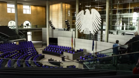 Der Plenarsaal im Reichstag: Während Kerstin Vieregge (CDU) auf einem Platz bei der Regierungsfraktion sitzen darf, müssen Robin Wagener (Grüne), Udo Hemmelgarn und Denis Pauli (AfD) voraussichtlich auf den harten Oppositionsbänken sitzen. - © Martin Hostert