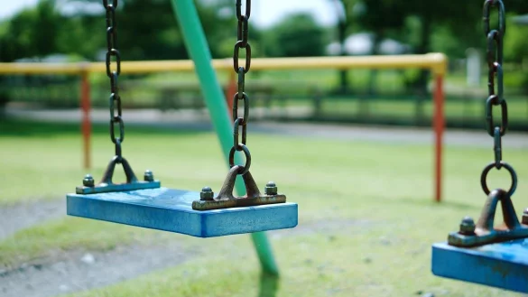 Auf einem Spielplatz in Höxter missbrauchte ein Teenager ein Kleinkind. Vor Gericht gestand er die Tat (Symbolbild). - © Pixabay / yu62ballena (Symbolbild)