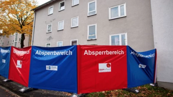 Sicht- und Zutrittssperren vor dem Mehrfamilienhaus, in dem eine 15-J&auml;hrige ihren dreij&auml;hrigen Halbbruder&nbsp; mit einem Messer get&ouml;tet haben soll. - &copy; dpa