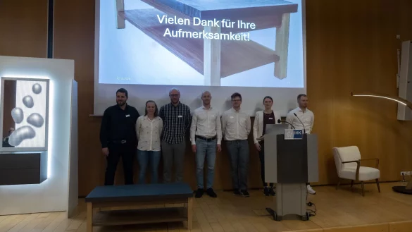 Die traditionelle Holzausstellung 2024 ist eröffnet. Drei Gruppen der Fachschule für Holztechnik präsentierten ihre Arbeiten am Eröffnungsabend. - © FFB / Johannes Fotografie