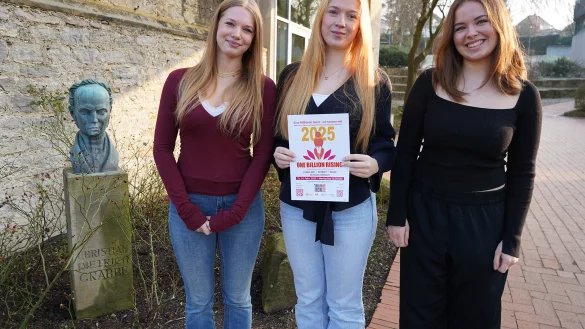 Die Schülerinnen der Q2 am Christian-Dietrich-Grabbe-Gymnasium Jette Büker, Emma Trupke und Tuuli Keil (von links) werden gemeinsam mit ihrer Mitschülerin Annika Heyn (Klasse 10) bei der neunten Detmolder Veranstaltung von „One Billion Rising“ auf dem Marktplatz sprechen. - © Stadt Detmold