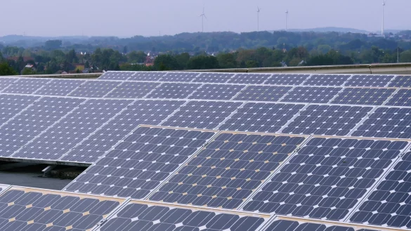 Photovoltaikanlagen auf Dächern oder Freiflächen zu installieren, ist nur eine von vielen Maßnahmen, die die Stadt Detmold unternehmen will, um den Klimazielen einen Schritt näher zu kommen. - © Kreis Lippe