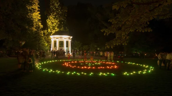 Veranstaltungen im Sommer: Die &bdquo;Nacht der 10.000 Kerzen" lockt auch in diesem Jahr mit einem Lichtermeer in den Kurpark . - &copy; Stadt Bad Salzuflen