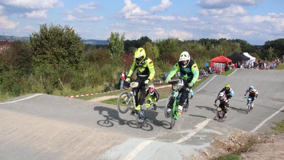 Schneller als ihr Schatten: Im Finale der U 15 liefern sich Filias Wimmel vom RSC Weimar-Ahnatal (links) und Nils Neumann (RC Buer/ Westerholt) ein Kopf-an-Kopf-Rennen. Am Ende der 370 Meter langen Strecke setzte sich Filias Wimmel durch. - © Stefan Backe