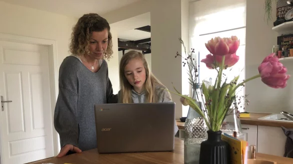Anja Dengel wirft am K&uuml;chentisch einen Blick auf die Hausaufgaben von Tochter Leni (11). - &copy; Sven Kienscherf