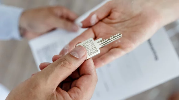 Schl&uuml;ssel&uuml;bergabe - &copy; Foto: Markus Scholz/dpa-tmn