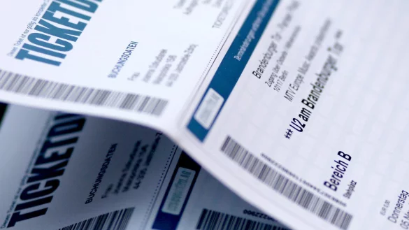 Zwei ausgedruckte Online-Tickets liegen &uuml;bereinander. - &copy; Foto: Florian Schuh/dpa-tmn