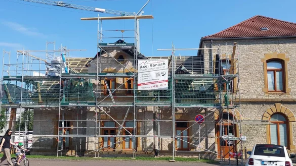 Am Dach des Rathauses sind Undichtigkeiten festgestellt worden. Zudem fehlt in großen Teilen die Dämmung. - © Karin Prignitz