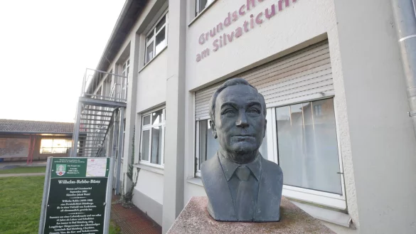 Die Büste von Wilhelm Rebbe, die derzeit an der Grundschule Bad Meinberg am Müllerberg steht, soll mit der Schule an einen neuen Standort am Heinrich-Drake-Platz umziehen. - © Jost Wolf