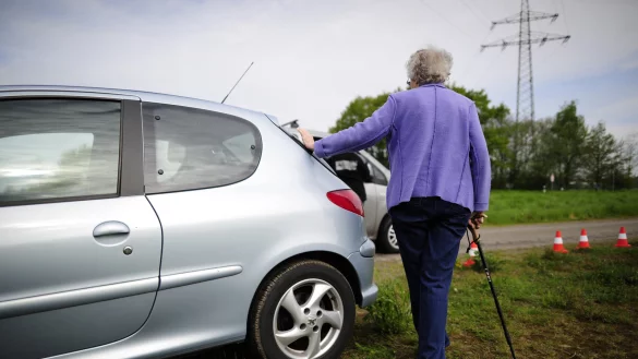 Eine Teilnehmerin des Fahrtrainings f&uuml;r Senioren ab 65 Jahren. - &copy; dpa